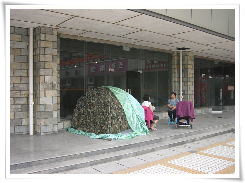抗震救災(zāi) 我們?cè)谛袆?dòng)
