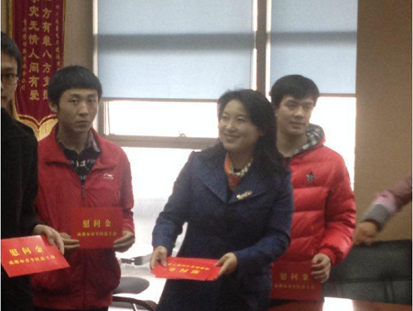 青羊區(qū)總工會慰問我公司困難職工