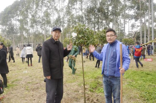 大地回春 植樹造林 成蜀電力集團積極參加園區(qū)植樹活動