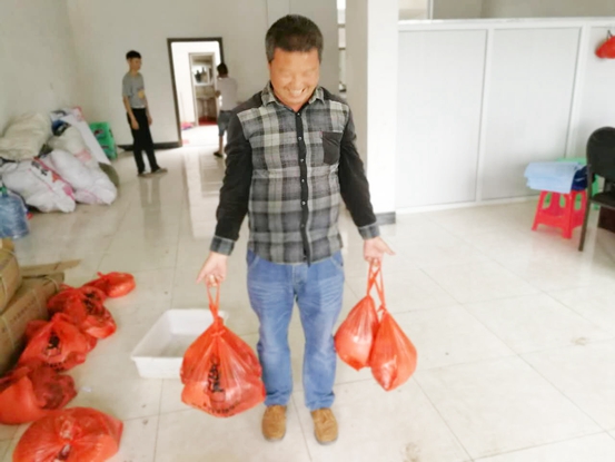 心系一線下基層 端午粽香暖人心