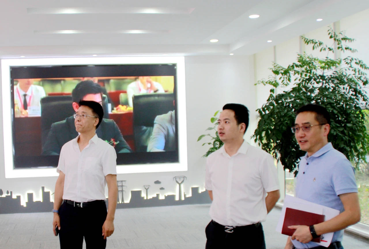青羊區(qū)總工會(huì)副主席唐寧，府南街道人大工委主任、總工會(huì)主席劉慶一行到成蜀電力集團(tuán)指導(dǎo)工會(huì)工作