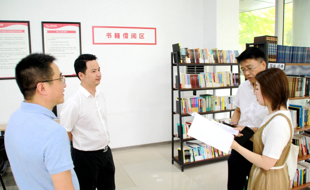 青羊區(qū)總工會(huì)副主席唐寧，府南街道人大工委主任、總工會(huì)主席劉慶一行到成蜀電力集團(tuán)指導(dǎo)工會(huì)工作