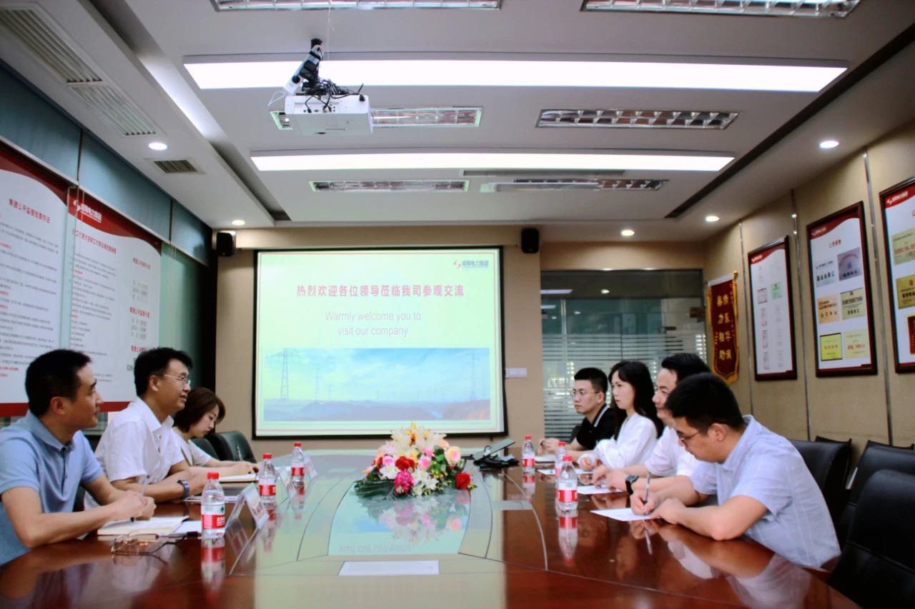 青羊區(qū)總工會(huì)副主席唐寧，府南街道人大工委主任、總工會(huì)主席劉慶一行到成蜀電力集團(tuán)指導(dǎo)工會(huì)工作