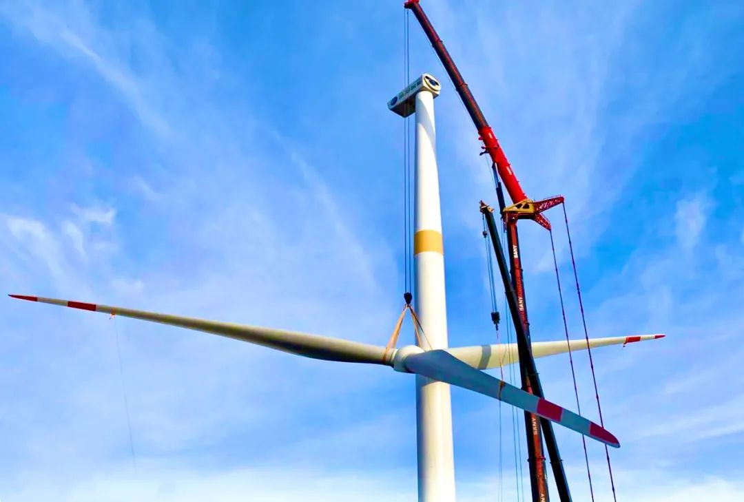延安吳起二期風(fēng)電主體工程首臺風(fēng)機(jī)吊裝圓滿成功