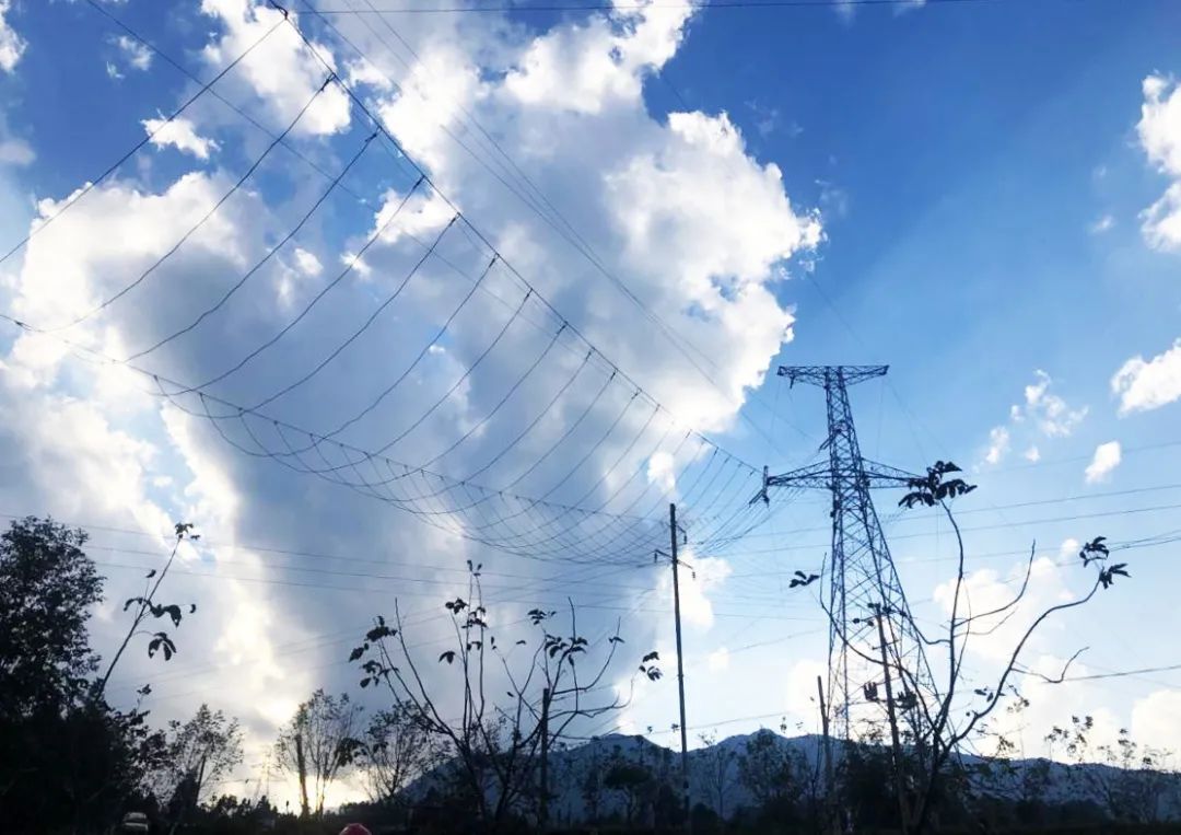馬店升壓站—橄欖變電站220千伏線路工程順利完成高風(fēng)險(xiǎn)段導(dǎo)線展放工作