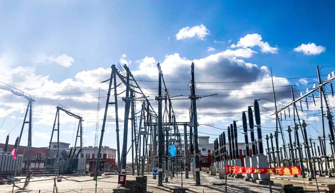 華能高力板“風光儲”一體化治沙100MW光伏發(fā)電項目升壓站及集電線路一次帶電成功