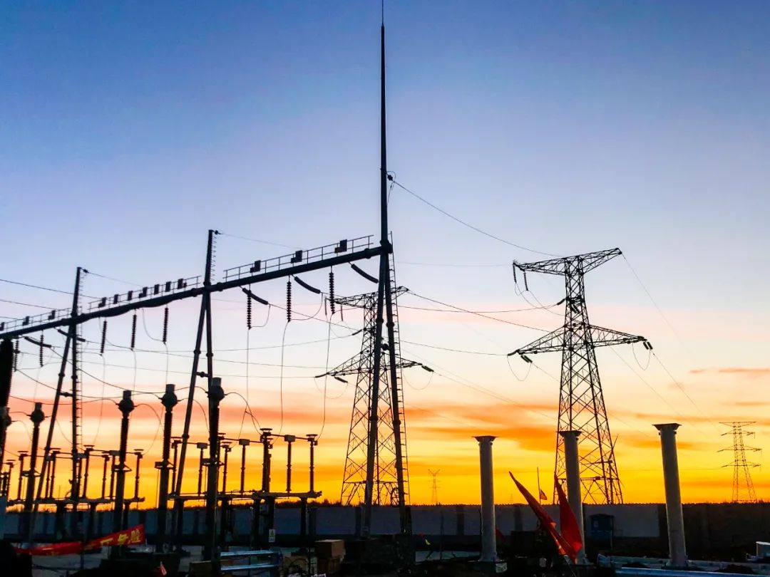 華能高力板“風光儲”一體化治沙100MW光伏發(fā)電項目升壓站及集電線路一次帶電成功
