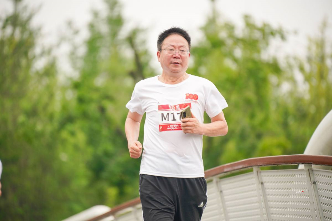 “堅(jiān)定跟黨走 奮進(jìn)新征程”慶祝中國(guó)共產(chǎn)黨成立100周年四川省民營(yíng)企業(yè)健步行活動(dòng)成蜀健兒盡展風(fēng)采