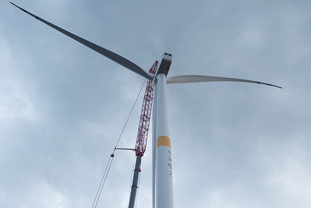 甘肅華池紫坊畔50MW風電項目首臺風機吊裝成功