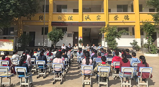 情暖校園 愛心助學(xué) —— 成蜀電力集團(tuán)向永勝縣光華鄉(xiāng)新民小學(xué)捐贈課桌椅?